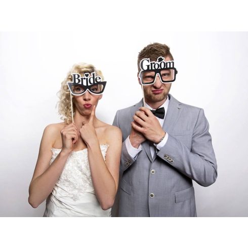 "Bride" és "Groom" szemüveg pálcika esküvői fotókellék (Utolsó raktáron)