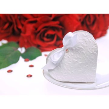 Fehér szív alakú papírdoboz